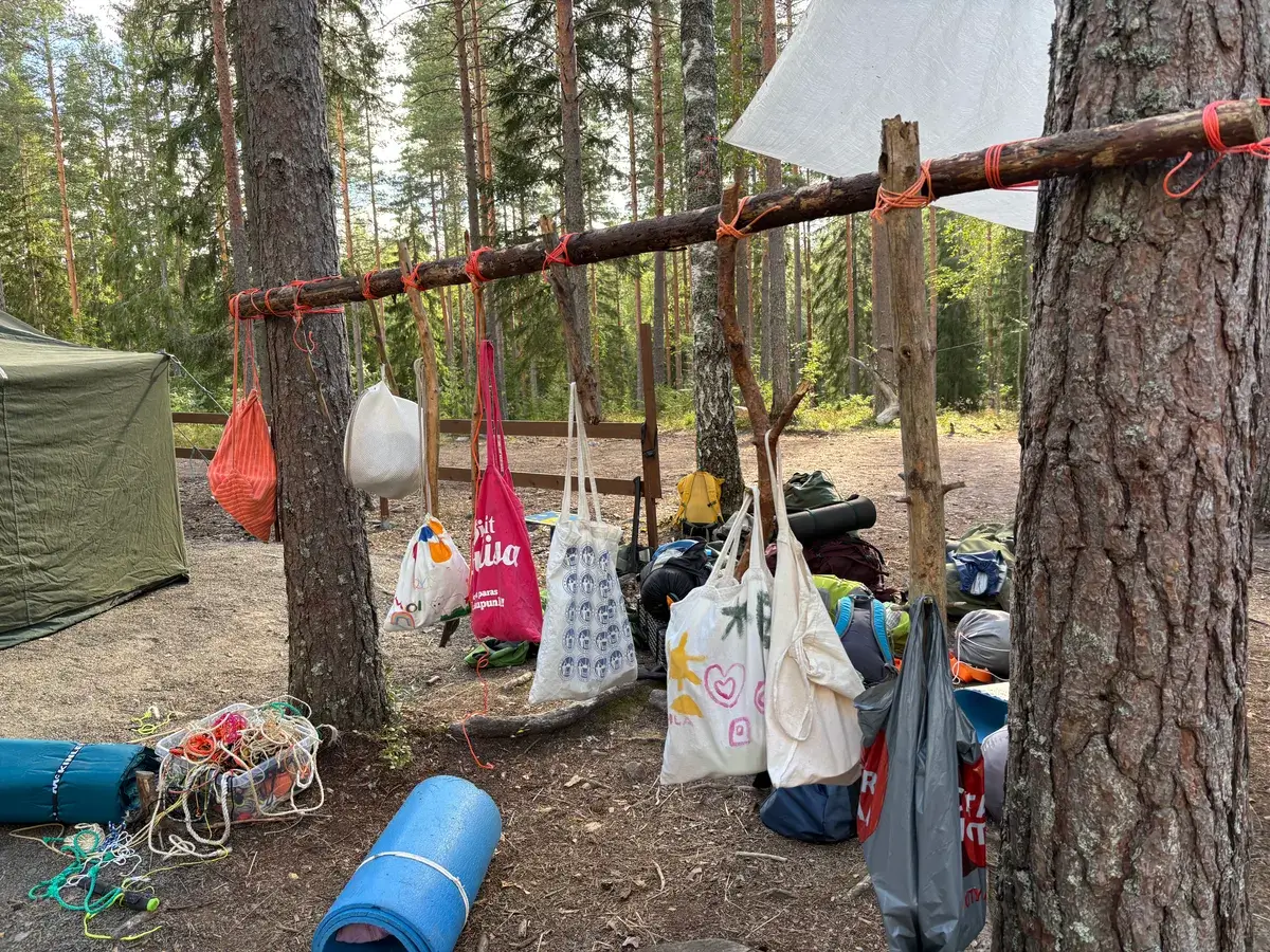Mitä tarpojat, samoajat ja vaeltajat tekevät partiossa? – Nuorten partio Eräkamuissa (13–25-vuotiaat)